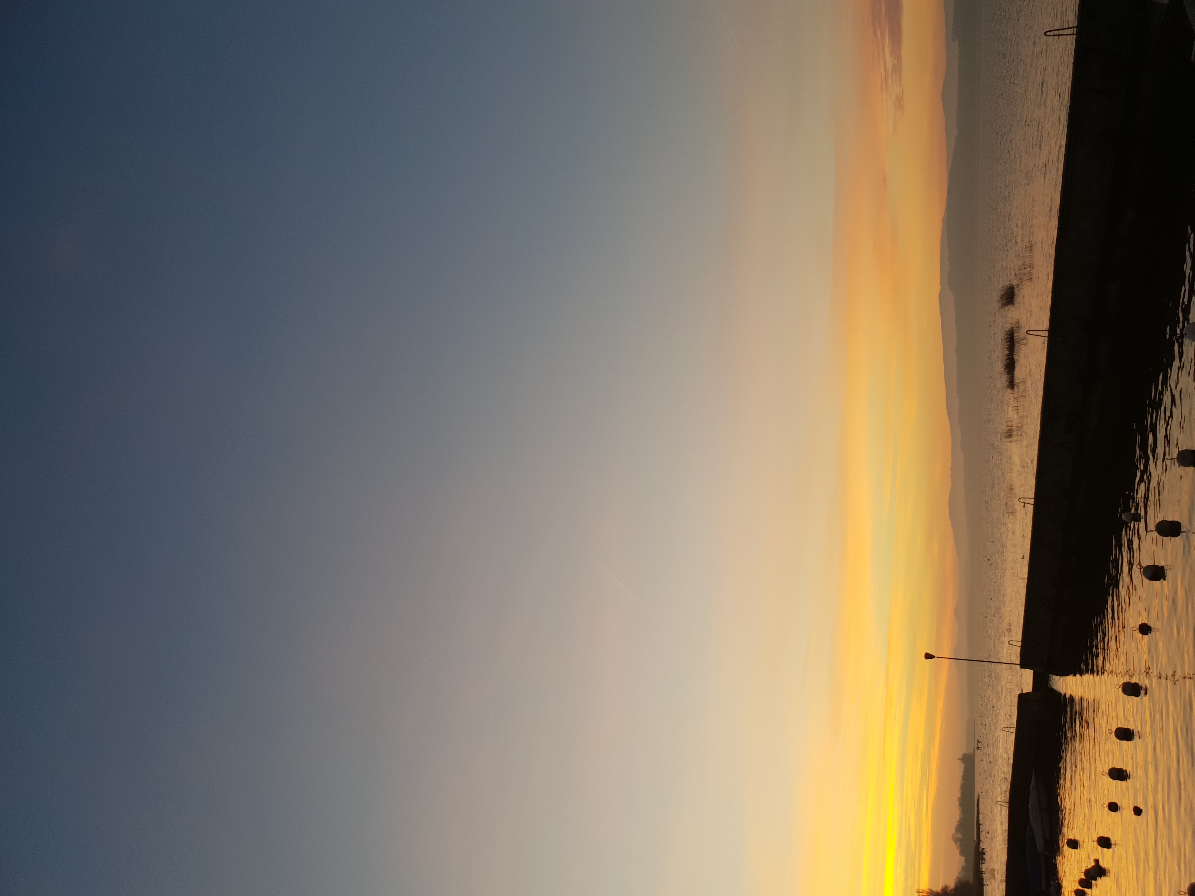 coucher de soleil, lac de morat, canton de Fribourg, en Suisse